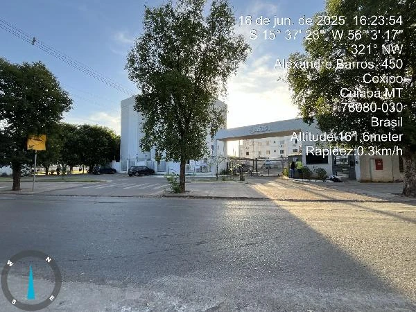 Apartamento branco no Condomínio Residencial Campos do Coxipo com entrada principal e área externa arborizada