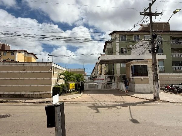 Apartamento verde claro com varanda em condomínio fechado com portaria e muro alto em área urbana