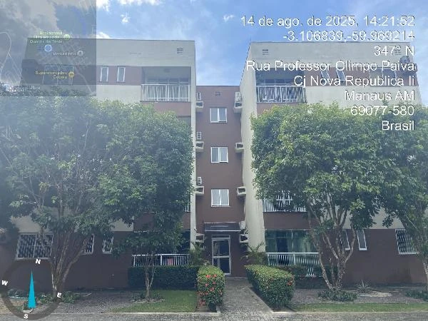 Apartamento com fachada em tom marrom e creme, condomínio de 4 andares com área ajardinada em frente e árvores no entorno