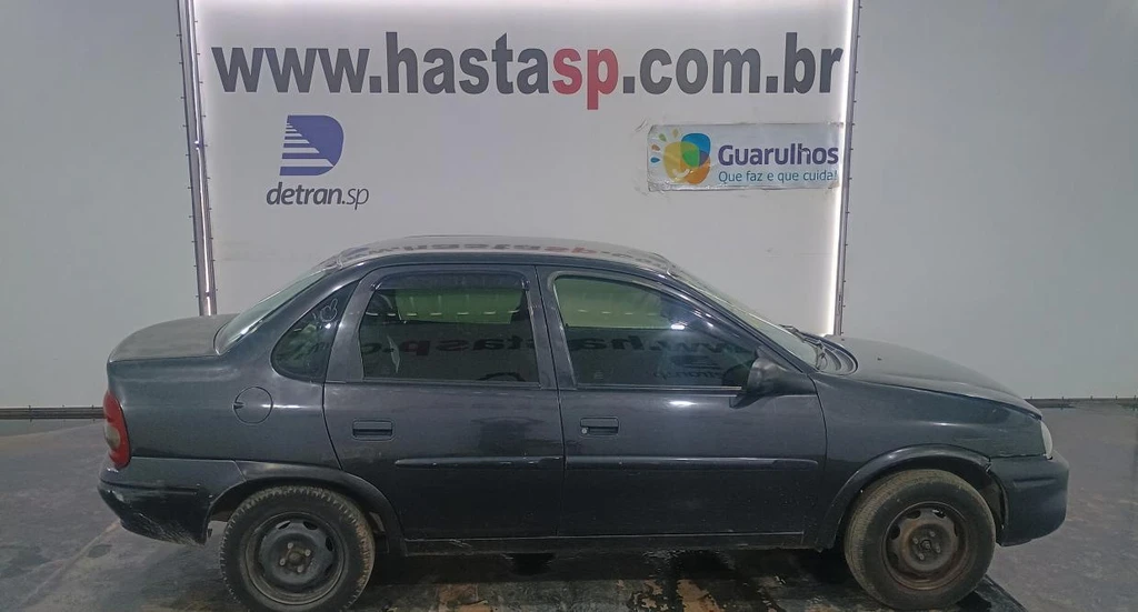 Chevrolet Corsa Milenium 2001 2002 Cinza em Casa Branca - São Paulo