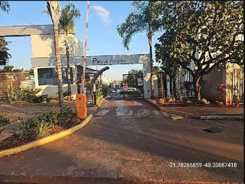 Apartamento condomínio Parque Atlantis com portaria e área externa com árvores em Araraquara