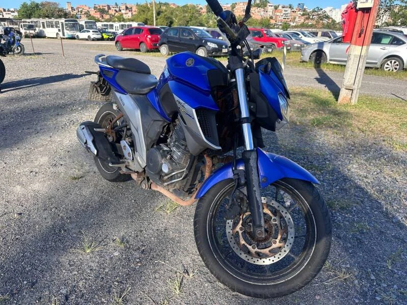 Yamaha Fazer Fazer SUCATA em Salvador - Bahia