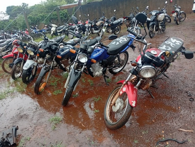 Honda CG125 Fan 6 Sucatas: CG125 Fan 2011; Crypton 2000; CBX 250 Twister 2007; YBR 125K 2006; CG125 Fan 2005 em Dourados - Mato Grosso do Sul