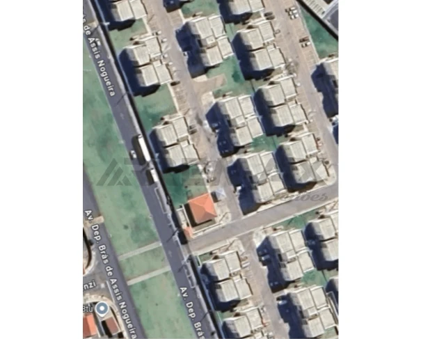 Apartamento térreo de 62m² com dois dormitórios e vaga na garagem em condomínio residencial visto em imagem aérea