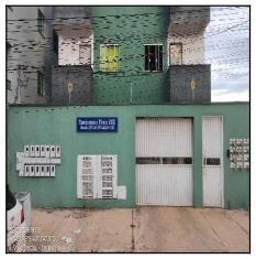 Apartamento verde de 2 andares com garagem e entrada em condomínio residencial em área urbana