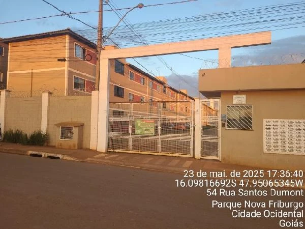 Apartamento bege em condomínio fechado com portão branco e muro alto no Parque Nova Friburgo Cidade Ocidental