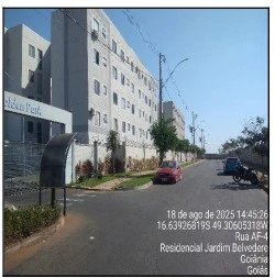 Apartamento branco no Condomínio Residencial Jardim Belvedere com rua pavimentada e área externa com estacionamentos e calçadas