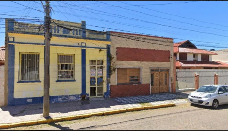Casa de 7,10m de frente por 60,52m na Rua Andrade Neves em Rio Grande - Rio Grande do Sul