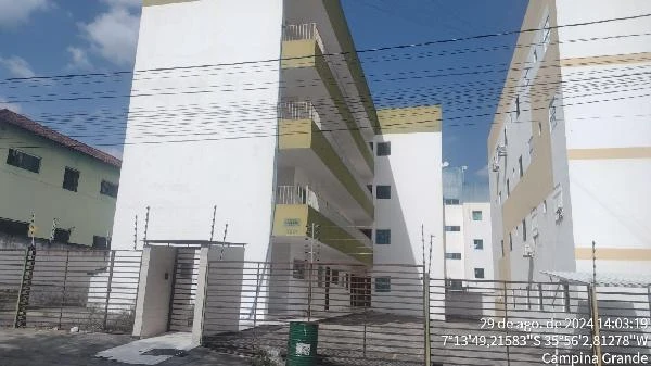Apartamento branco em condomínio fechado com proteção metálica e acesso por portão em Campina Grande