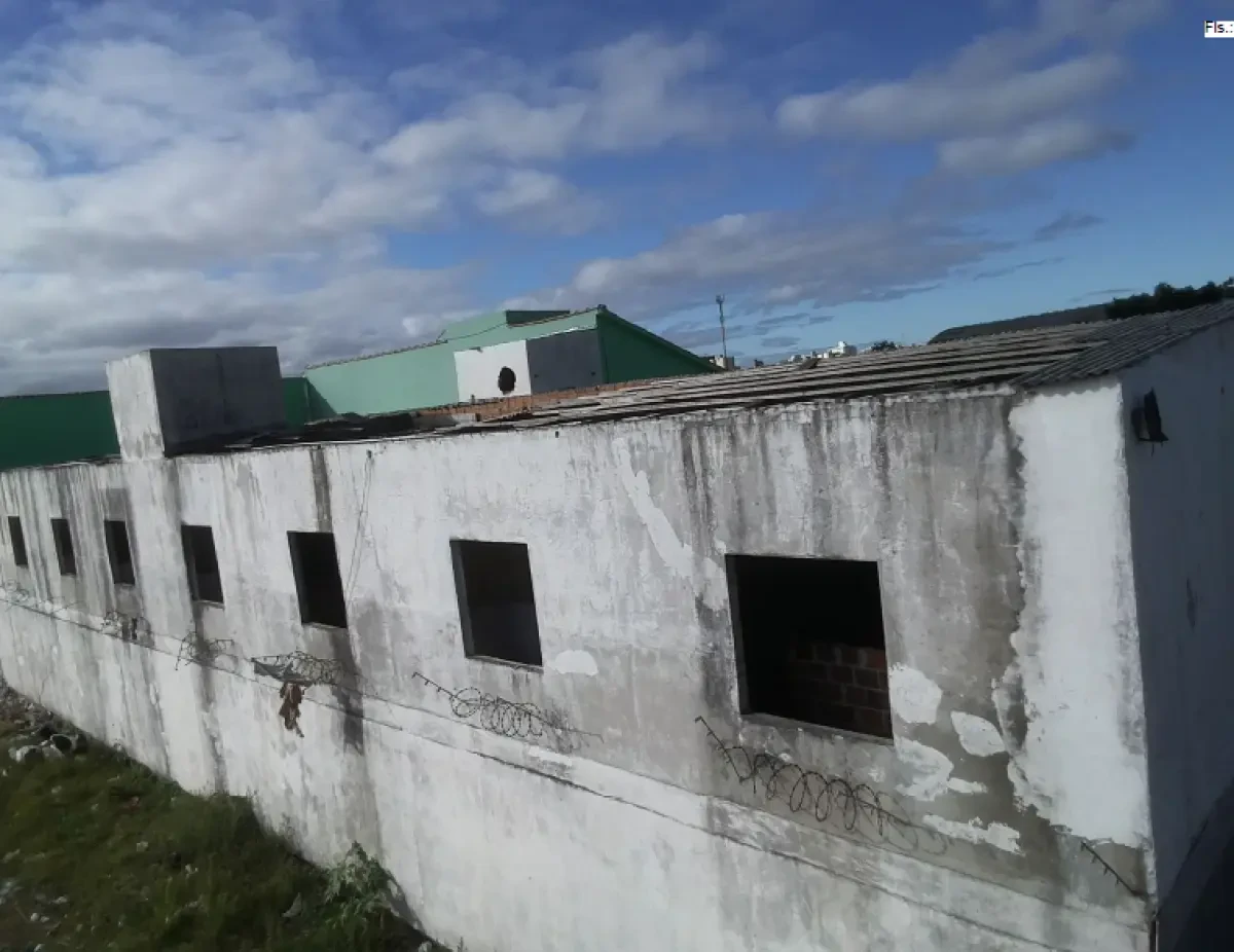 Terreno com prédio de alvenaria e 16 unidades em Pelotas/RS em Pelotas - Rio Grande do Sul