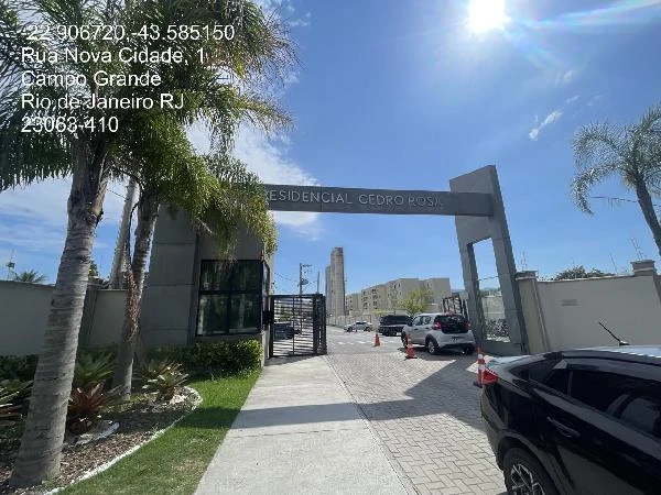 Apartamento com garagem e estrutura do condomínio Cedro Rosa em dia ensolarado no bairro Campo Grande Rio de Janeiro