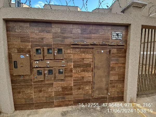 Apartamento com fachada de tijolos e porta de metal em condomínio