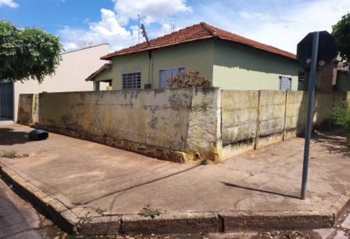 Casa com 4 cômodos e terreno de 230m² em Braúna/SP em Braúna - São Paulo
