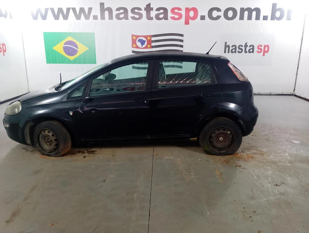 Fiat Punto Attractive 2013 em Casa Branca - São Paulo