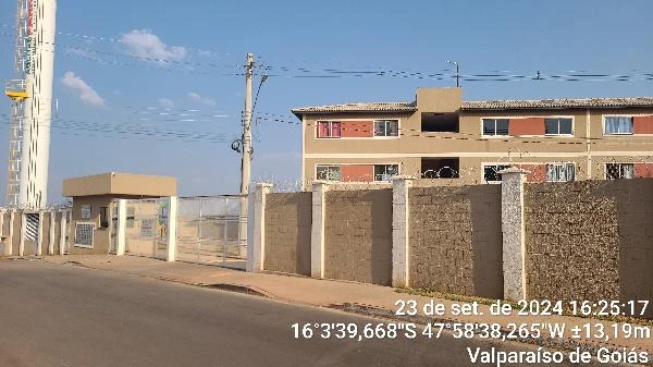 Apartamento térreo com fachada em condomínio residencial murado em Valparaíso de Goiás, sem avarias visíveis