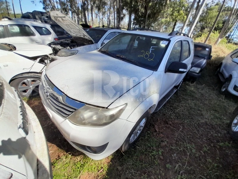 Toyota Hilux SW4 SR 4x2 em Mogi Das Cruzes - São Paulo
