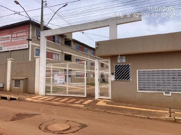 Apartamento com portaria e área de serviço em condomínio
