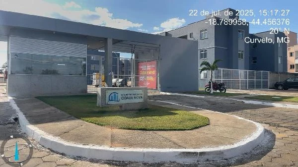 Apartamento branco em condomínio residencial com portaria, área externa pavimentada e jardim, fachada em bom estado