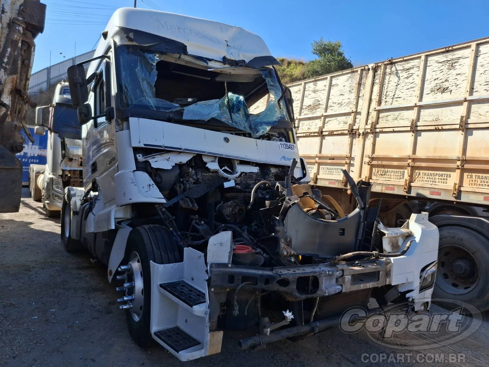 Mercedes-Benz Axor 2041 LS 2022 em Betim - Minas Gerais