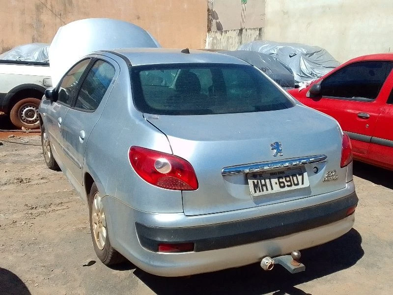 Peugeot 207 Passion XR S 2010/2011 Prata em Tangará Da Serra - Mato Grosso