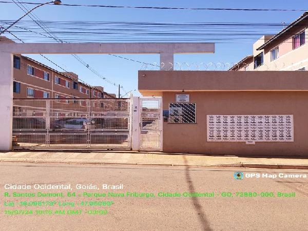 Apartamento com fachada de condomínio residencial com portão branco e cerca elétrica em área urbana