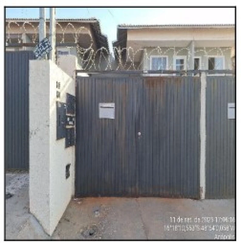 Apartamento com portão metálico cinza em condomínio residencial com cerca elétrica e fachada comum