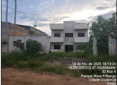 Apartamento em construção com fachada branca em condomínio residencial