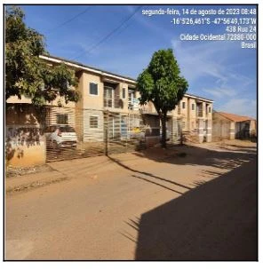 Apartamento bege no Condomínio Residencial Aria com 2 andares em rua residencial com árvores