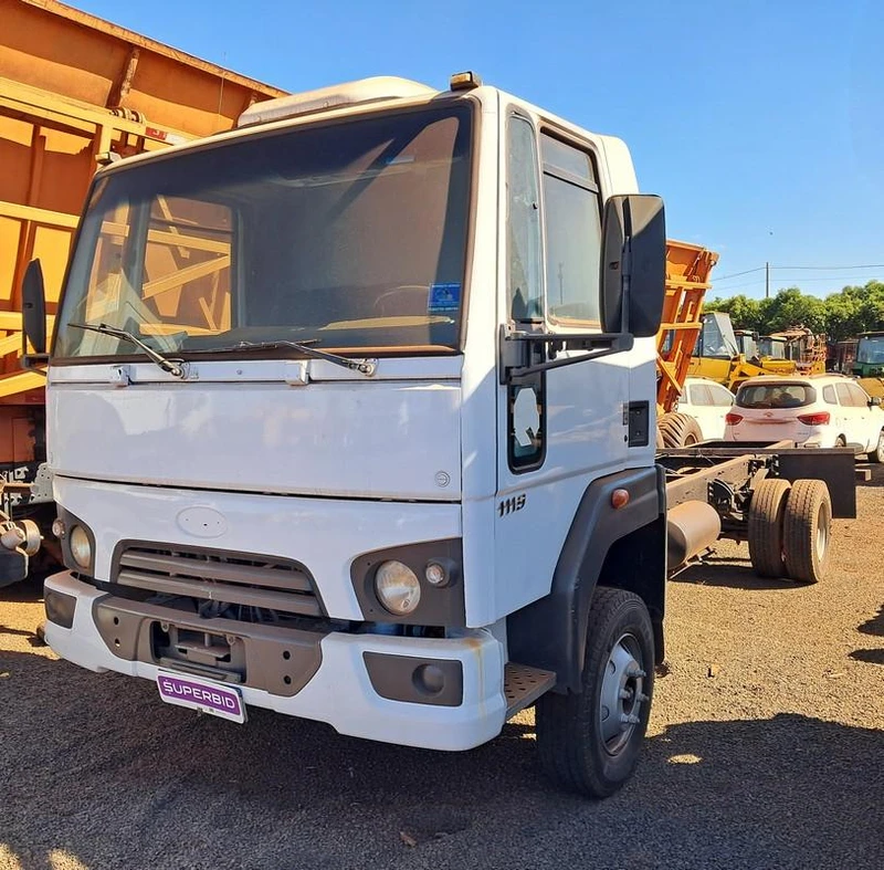 Ford Cargo Cargo 1119 2015 4x2 Diesel Manual em Quirinópolis - Goiás