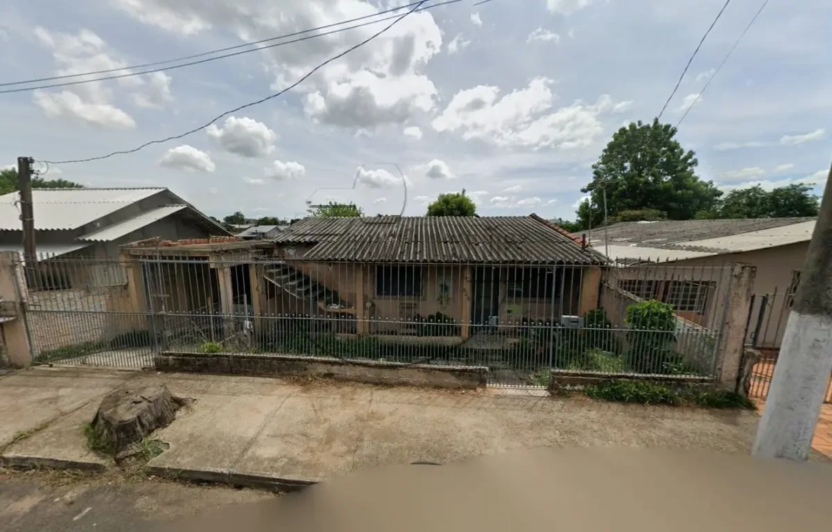 Casa com construção existente no Parque Ipiranga em Gravataí/RS em Gravataí - Rio Grande do Sul