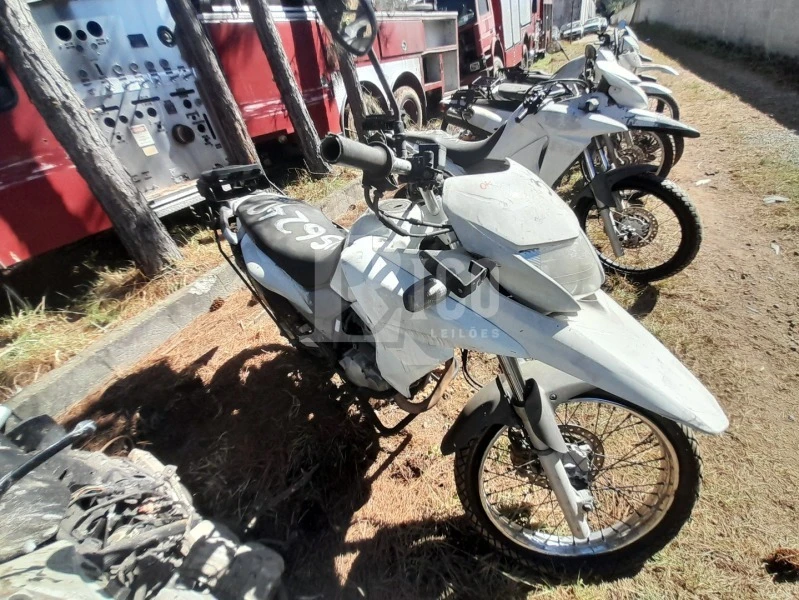 Honda XRE 300 XRE 300 Observações: motor faltando peças em Mogi Das Cruzes - São Paulo