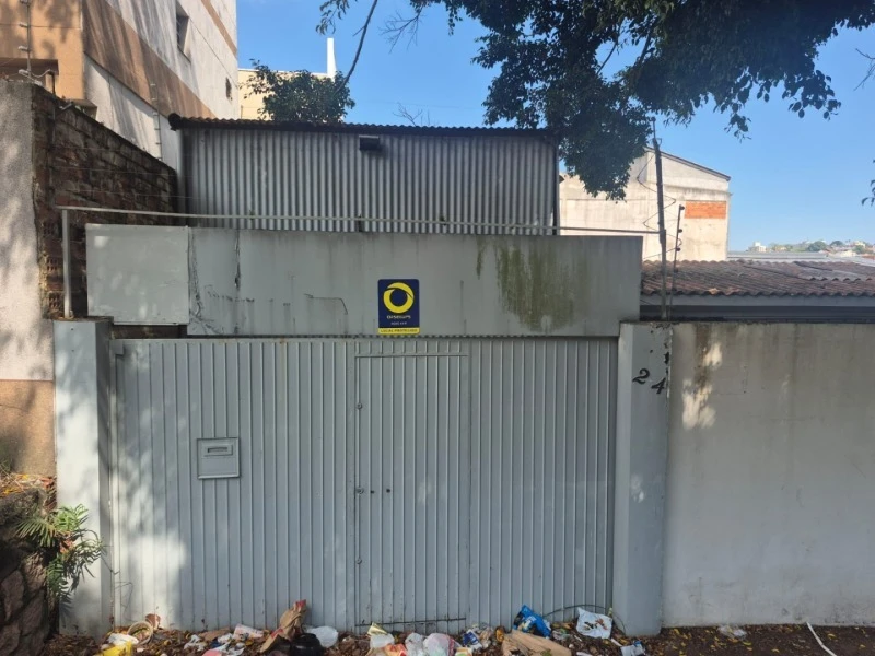 Casa Desocupada no Bairro Medianeira em Porto Alegre - Rio Grande do Sul
