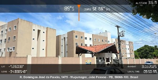 Apartamento branco de 3 andares com portaria coberta em condomínio residencial em área urbana com céu limpo