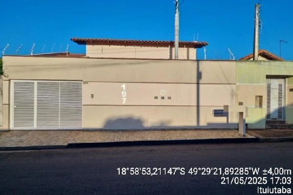 Prédio de 221m² privativos e 250m² de terreno em Sol Nascente em Ituiutaba - Minas Gerais