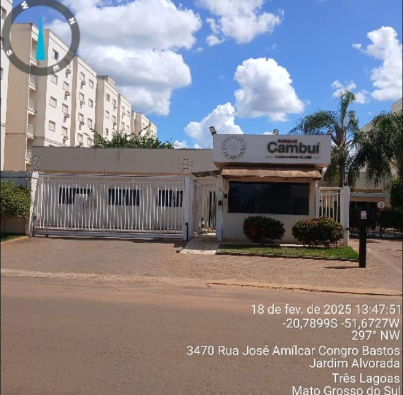 Apartamento no condomínio clube Parque Cambui com varanda e 1 vaga de garagem visto da entrada principal sob céu azul com nuvens.