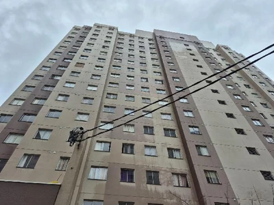 Apartamento bege em edifício residencial alto com várias janelas localizado na Avenida dos Ourives no bairro Saúde São Paulo