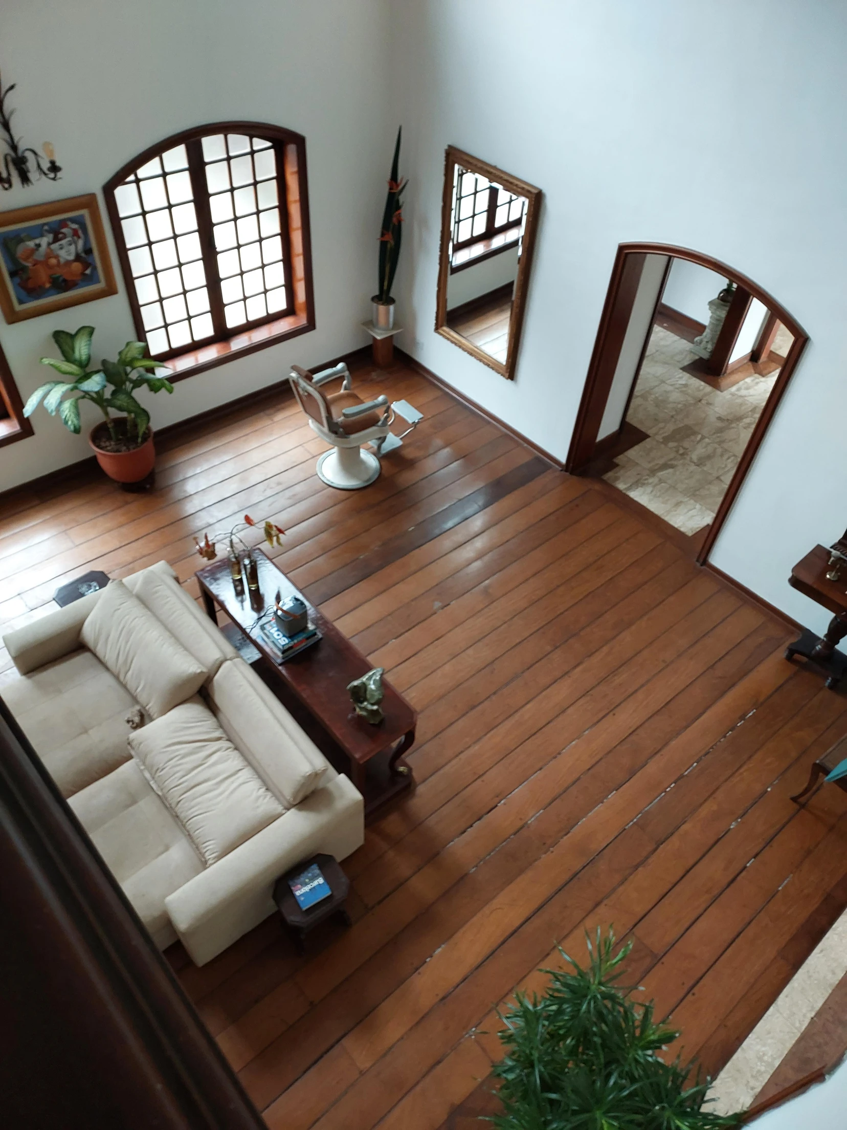 Casa Interior com piso de madeira e janelas de madeira em São Paulo