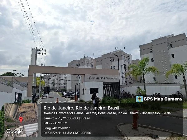 Apartamento branco no Condomínio Completo Bonsucesso com portaria e várias torres residenciais céu nublado