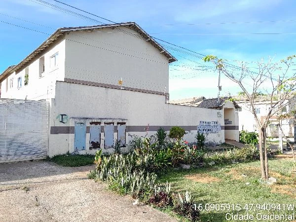 Apartamento branco com 2 andares em condomínio residencial com jardim e área externa gramada