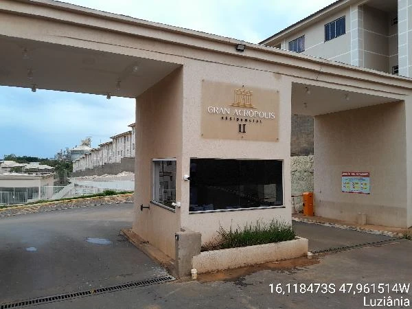 Apartamento em condomínio residencial com portaria de segurança e fachada clara em área urbana