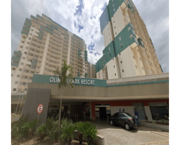 Apartamento comercial branco e verde no Condomínio Olímpia Park Resort com área de entrada e carro preto estacionado