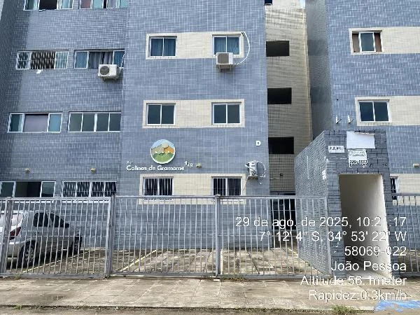 Apartamento em condomínio residencial com fachada azul e vaga de garagem