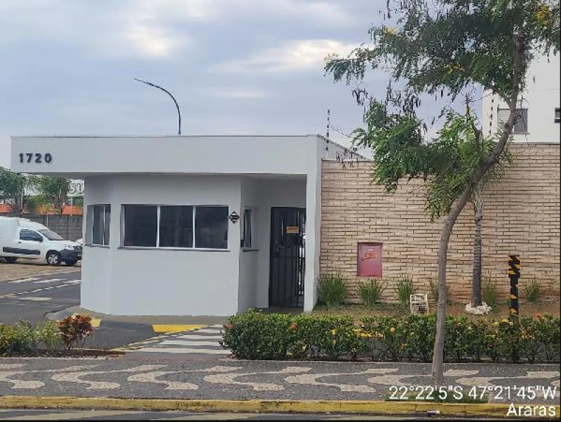 Apartamento branco com janelas grandes e entrada com porta em condomínio urbano em Araras com fachada em bom estado