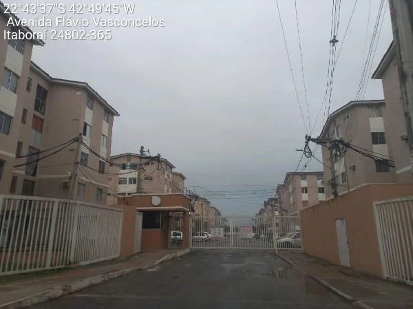 Apartamento em condomínio residencial com blocos de prédios em área urbana e guarita de segurança na entrada
