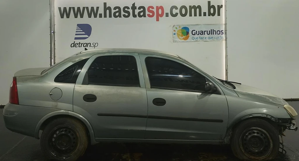 Chevrolet Corsa 2003 Cinza Sedan em Casa Branca - São Paulo