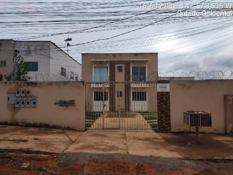 Apartamento bege em condomínio fechado com portão e cerca elétrica no bairro Parque Araguari Cidade Ocidental