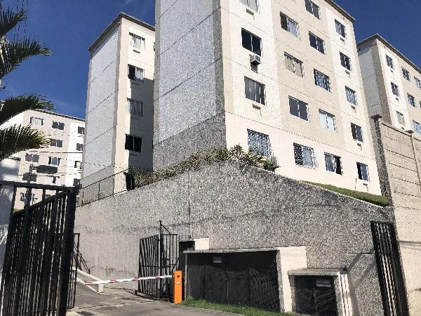 Apartamento branco de alvenaria em condomínio residencial com portão de entrada e segurança visual
