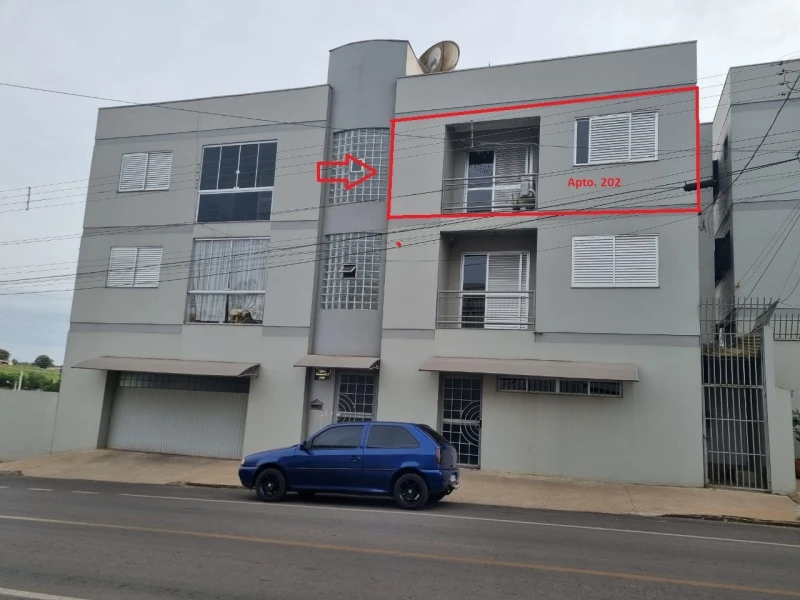 Apartamento cinza claro com sacada e janelas de esquadria branca no segundo andar de prédio residencial na Rua Vacaria