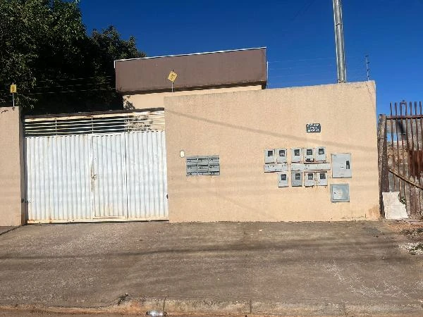 Entrada de condomínio com portões e caixas de correio