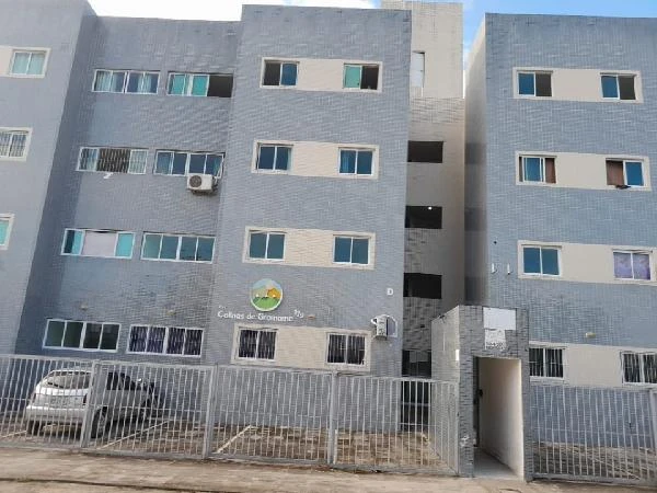 Apartamento cinza claro no Condomínio Residencial Colinas de Gramame com janelas retangulares e portão metálico